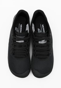 Un paio di scarpe sportive Merrell Vapor Glove 4 nere con lacci, tomaia in rete e suole imbottite viste dall'alto su sfondo bianco.