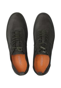 Dunkelgraue Lederschuhe mit runder Spitze, ausgestattet mit grünen Schnürsenkeln und einem hellbraunen Innenfutter. Auffällige Nahtverzierungen rund um die Sohle.