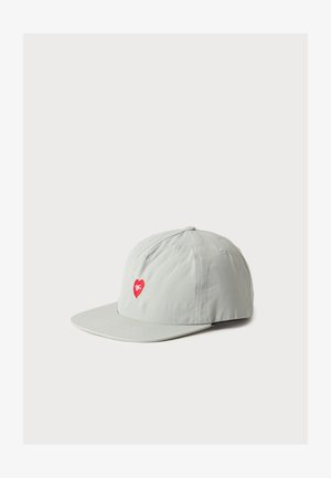 Casquette de baseball gris clair avec une visière plate et un petit logo cœur rouge sur le côté avant gauche.