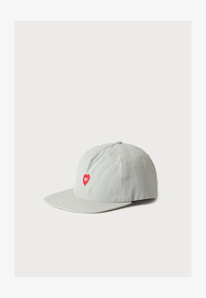 Casquette de baseball gris clair avec une visière plate et un petit logo cœur rouge sur le côté avant gauche.