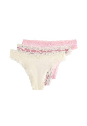 Trzy damskie bikini z koronkową lamówką w kolorach kremowym, mauve i różowym, ułożone w stos na białym tle.
