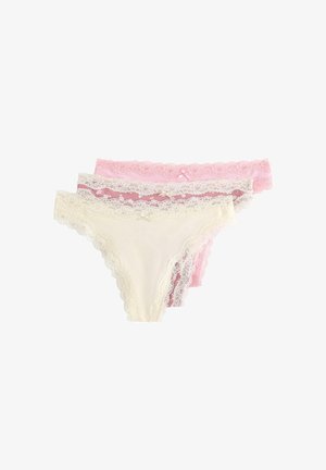 Trzy damskie bikini z koronkową lamówką w kolorach kremowym, mauve i różowym, ułożone w stos na białym tle.