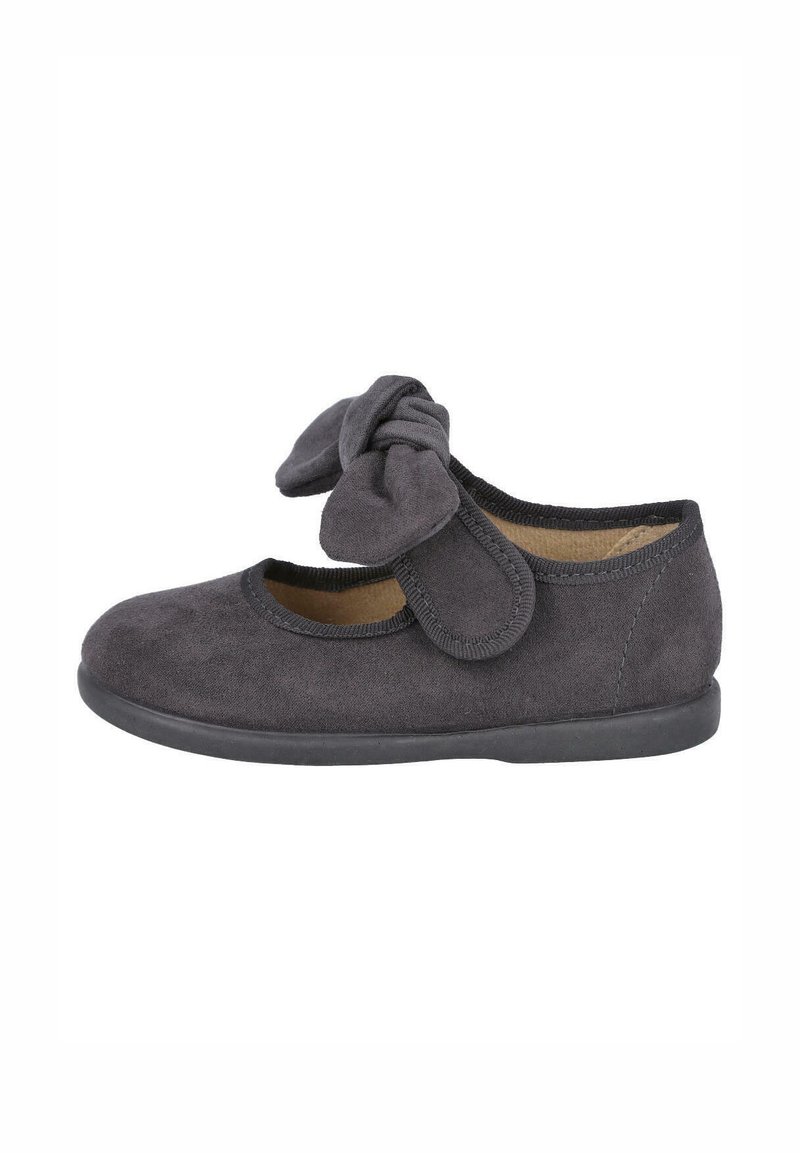 Zapato Mary Jane de ante gris con puntera redondeada, un gran lazo en la parte delantera y una suela de goma negra. Presenta un upper suave y texturizado.