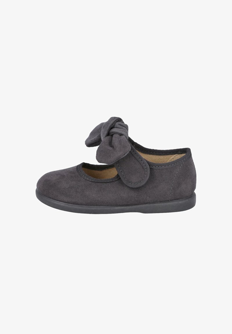 Zapato Mary Jane de ante gris con puntera redondeada, un gran lazo en la parte delantera y una suela de goma negra. Presenta un upper suave y texturizado.