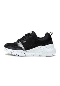 Sneaker nera con pannelli testurizzati, dotata di una tomaia in pelle liscia, suola bianca macchiata e lacci neri. Accentuata da un logo argentato.