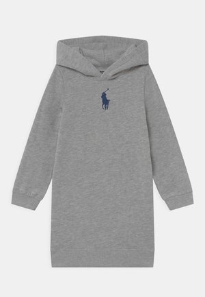 Lichtgrijze hooded jurk van katoenmix, met lange mouwen en een marineblauw logo op de borst. Glad oppervlak, casual ontwerp.