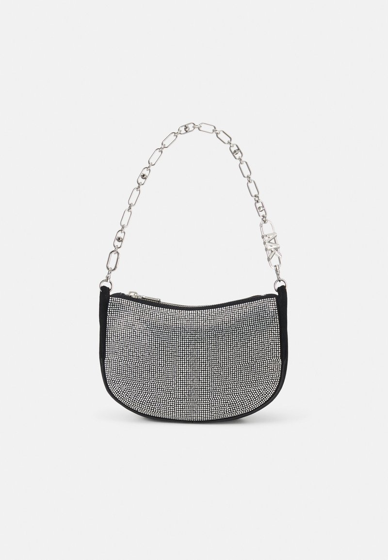 Petit sac à main noir recouvert de strass argentés et une bandoulière chaîne argentée avec des maillons décoratifs et un détail avec des initiales.