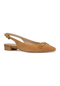Zapato slingback de ante color marrón claro con puntera puntiaguda, tacón bajo y un acento de hebilla en tono dorado en el empeine. Superficie texturizada, diseño minimalista.