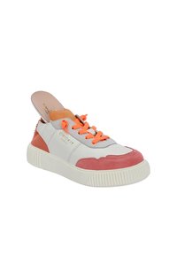 Weiße LederSneaker mit rosa Wildlederakzenten und orangefarbenen Schnürsenkeln. Mit einer gerippten weißen Sohle und einem ausgeschnittenen Rücken für einfaches Anziehen.