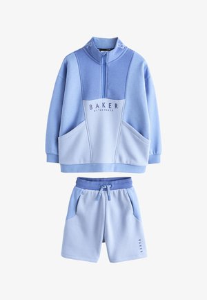 Svetlomodrý dvojdielny outfit s dlhým rukávom a topom na zips a šortkami so šnúrkou, s kontrastnými tmavomodrými panelmi a textom "Baker by Ted Baker".