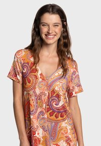 Robe col en V à manches courtes avec un motif cachemire multicolore comprenant des tons orange, rouge et violet, confectionnée en tissu léger.