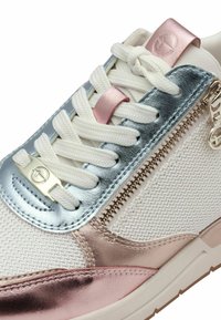 Adidași albi cu accente de argint și roz aurit, material texturat, închidere cu fermoar și șireturi albe cu detalii metalice.