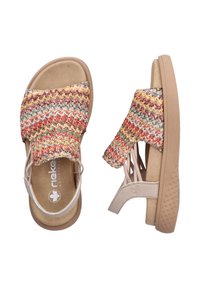 Bunt gewebtes Obermaterial mit einem beigen Fußbett und einer tan-farbenen Sohle. Verfügt über ein Slip-On-Design und einen verstellbaren Riemen. Texturierte Details an der Sohle.