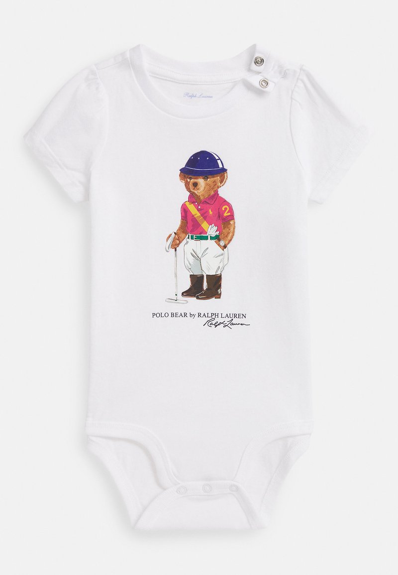 Λευκό βρεφικό κορμάκι με κοντά μανίκια που απεικονίζει μια αρκουδάκι ντυμένη με πόλο, κρατώντας ένα γκολφ κλαμπ και φοράει κράνος.