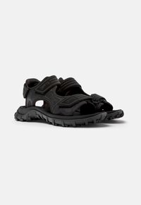 Svarta sandaler med justerbara remmar, textilmaterial, öppna tår och en robust sula designad för bra grepp. Lätt och ventilerande design.