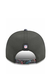 Schwarze Kappe mit perforiertem Stoff, flachem Schirm und mehrfarbigem Farbklecksdesign am Riemen. Auf der Rückseite befindet sich ein NFL-Logo.