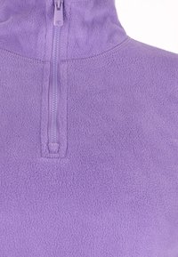 Paarse fleece pullover met een ritskraag, gestructureerde stof en naadloze schouders. Ideaal voor het dragen in koelere weersomstandigheden.