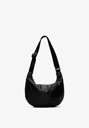 Borsa a tracolla nera con tracolla regolabile, forma curva e piccola tasca con cerniera sul lato anteriore.