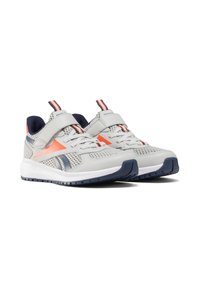 Une paire de baskets de sport grises avec des accents orange et marine, des côtés en maille, des lacets et une sangle en velcro sur un fond blanc.