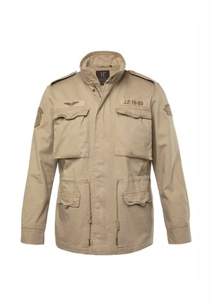 Beige militaire stijl jas met een staande kraag, vier voorzakken en een verstelbare trekkoord in de taille. Voorzien van patches op de schouders.
