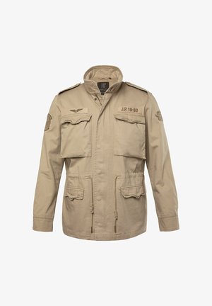 Beżowa kurtka w stylu wojskowym z stójką, czterema przednimi kieszeniami oraz regulowanym sznurkiem w talii. Posiada naszywki na ramionach.