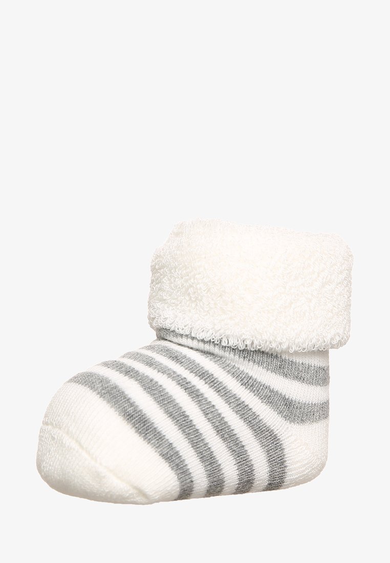 Media contador con un puño de toalla blanca, hecho de una tela suave. Presenta rayas horizontales gris y blancas en el cuerpo y una textura esponjosa.
