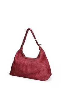 Sac en cuir rouge tissé au design souple, doté d'une poignée tressée et d'une surface texturée, conçu pour allier fonctionnalité et style.