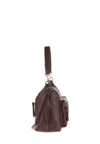Borsa a mano in pelle marrone con finitura testurizzata, dotata di un manico lungo, tasche laterali e accessori in metallo argentato. Forma angolare con chiusura a zip.