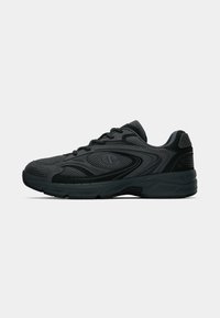 Shoe sportiv negru, cu panouri din plasă, talpă cu amortizare și accente texturate. Prezintă vârf rotund și un sistem de șireturi pentru o ajustare confortabilă.
