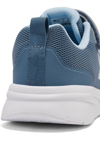 Niebieski sportowy sneaker z siateczkową cholewką i teksturowanymi akcentami, z wyściółką przy kołnierzu, pętelką do zakupu i białą gumową podeszwą.