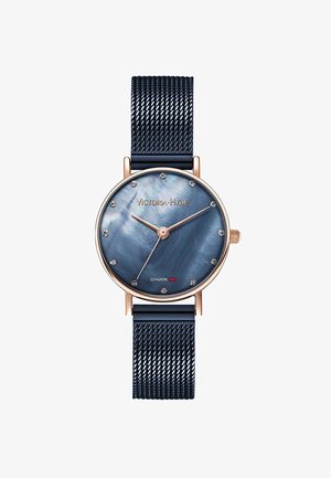 Montre ronde avec un cadran bleu marine au fini texturé, accents en or rose et petits cristaux en guise d'index horaires. Bracelet en maille métallique.