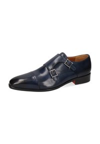 Scarpa da uomo in pelle blu marina con punta affusolata, doppia cintura con fibbie e una superficie liscia. Presenta un accento rosso a contrasto sulla suola.