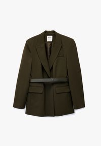 Oliwkowa marynarka z dopasowanym krojem, ostrymi klapami, jedną kieszenią i szerokim paskiem. Wykonana z gładkiego materiału, z wyraźnie zarysowanymi ramionami i dwiema przednimi kieszeniami.