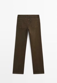 Jeans en denim marron à coupe droite, dotés de deux poches arrière et d'une taille simple. Texture lisse avec une couleur uniforme.