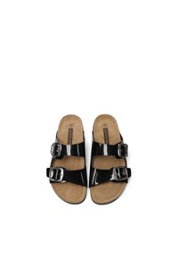 Sandali neri in patinato con due fibbie regolabili, soletta contornata marrone e suola piatta. Taglia 37 indicata sulla soletta.