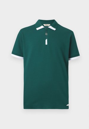 Grøn polo t-shirt med lynlås i kraven, hvide accenter på ærmerne og logo detalje i bunden. Lavet af blødt stof med en tætsiddende pasform.