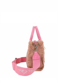 Kleine, fellige Handtasche in Hellrosa mit einem Faux-Shearling-Textur. Sie verfügt über einen passenden, verstellbaren Schulterriemen und Metallbeschläge zum Verschließen.