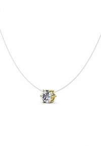 Gouden hanger ketting met een ronde, heldere edelsteen, vastgezet door prong-zetting, hangend aan een dunne witte ketting. Eenvoudig, elegant ontwerp.