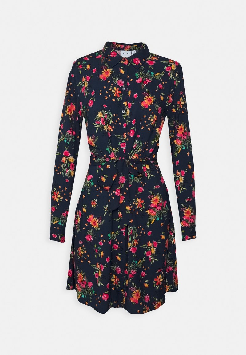 Robe fleurie en tissu bleu marine foncé, avec des manches longues, un devant à boutons, un col et une ceinture. Motif floral rose vif et vert.