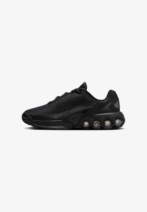Musta urheilukenkä, jossa on hengittävä verkkokangas yläosa, näkyvät ilmapatjat pohjassa ja hillitty Nike-tikkusymboli sivulla ja kantapäässä.