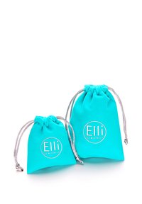 Turkise snoreposer til smykker i to størrelser, med et sølvlogo "Elli We Love Jewels" og en glat, satinlignende tekstur.