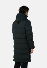 Donkere gewatteerde jas met een lang silhouet, horizontale compartimenten, afneembare capuchon en een merkdetail met riem aan de achterkant.