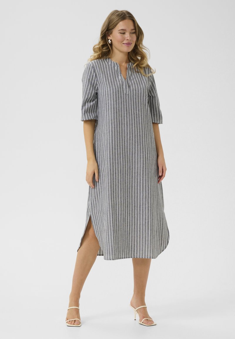 Robe rayée avec un col, manches mi-longues, fentes sur les côtés et une coupe décontractée dans des tons de gris et de blanc.