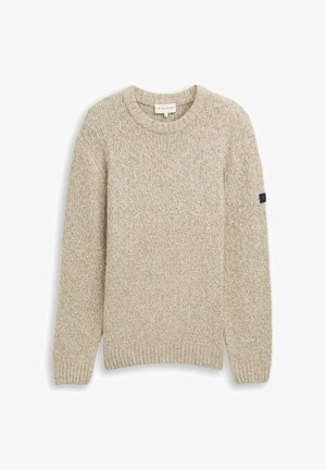 Beżowy sweter dziany z fakturowanej tkaniny, z okrągłym dekoltem oraz ściągaczami przy mankietach i dole. Na rękawie znajduje się czarne logo akcentujące.