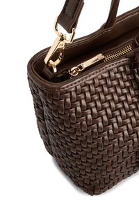 Ciemnobrązowa torebka skórzana pleciona z goldowym zamkiem i metalowymi elementami, wyposażona w mocne mocowanie paska i szczegółowe przeszycia.