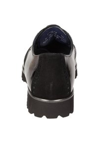 Zwarte leren schoen met een gepolijste afwerking, voorzien van een suède paneel aan de achterkant, een stevige zool en geperforeerde details aan de zijkanten.