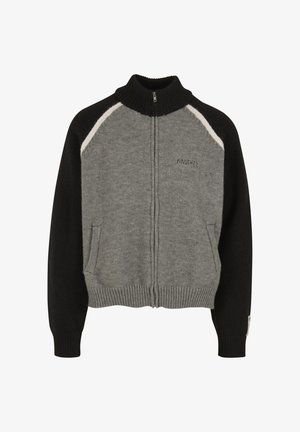Maglione grigio e nero con zip, collo alto, polsini a costine e due tasche frontali. Presenta accenti bianchi a contrasto sulle spalle.