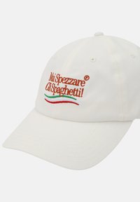 Cappello bianco in cotone con testo ricamato "Mai Spezzare Gli Spaghetti!" in arancione e accenti verdi ondulati sul davanti. Cinghia regolabile sul retro.