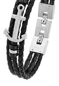 Bracciale in pelle intrecciata nera con fibbia a forma di ancorina in argento e dettagli in acciaio inossidabile con finitura lucida. Design texturizzato e elegante.