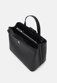 Borsa a mano in pelle nera di forma quadrata, con manico superiore, tasca con zip all'interno e superficie testurizzata; presenta un logo sulla parte frontale.